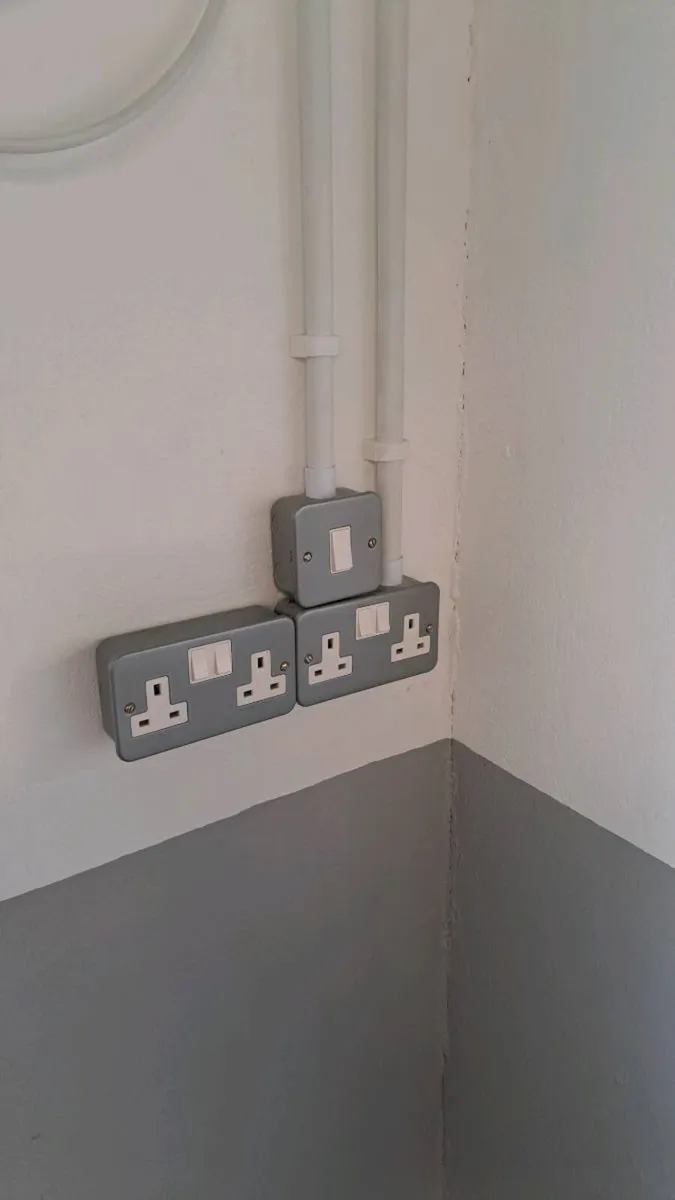 Outdoor lights and sockets - Image 3