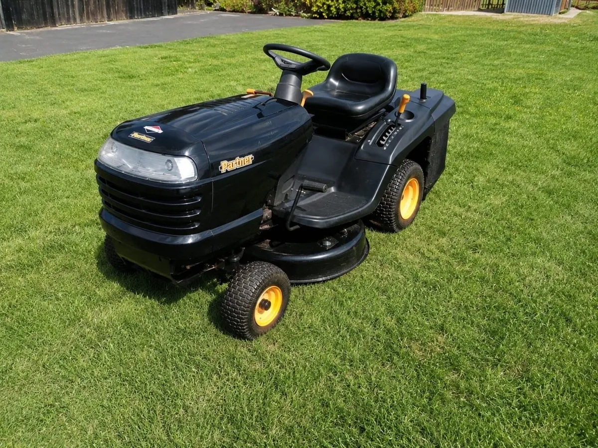 Ride on lawnmower - Image 1