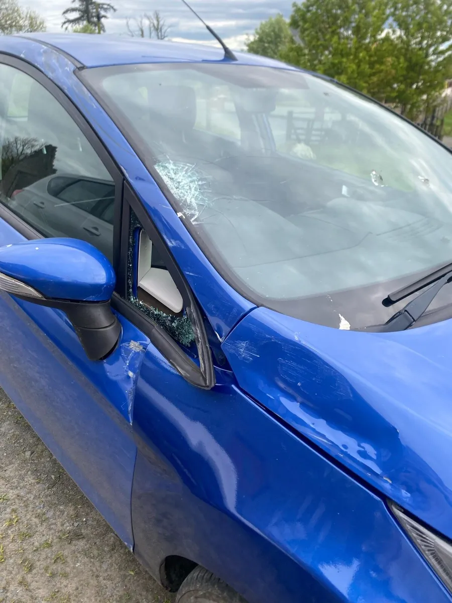 ford fiesta for breaking or to buy and fix ! - Image 4