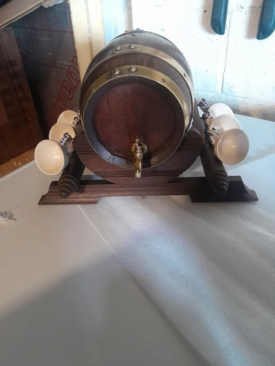 Vintage minature  oak  barrel and 6 cups - Image 1