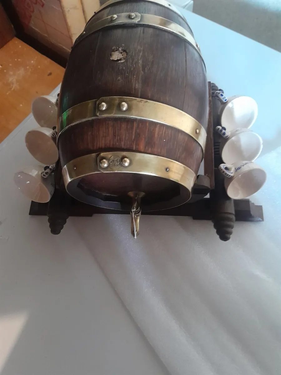 Vintage minature  oak  barrel and 6 cups - Image 2