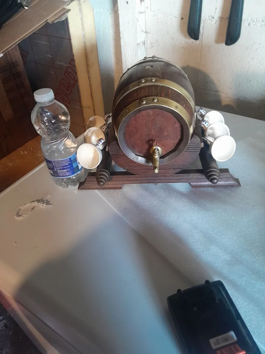 Vintage minature  oak  barrel and 6 cups - Image 3