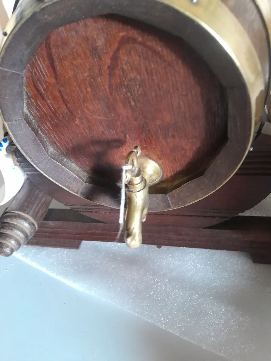 Vintage minature  oak  barrel and 6 cups - Image 4