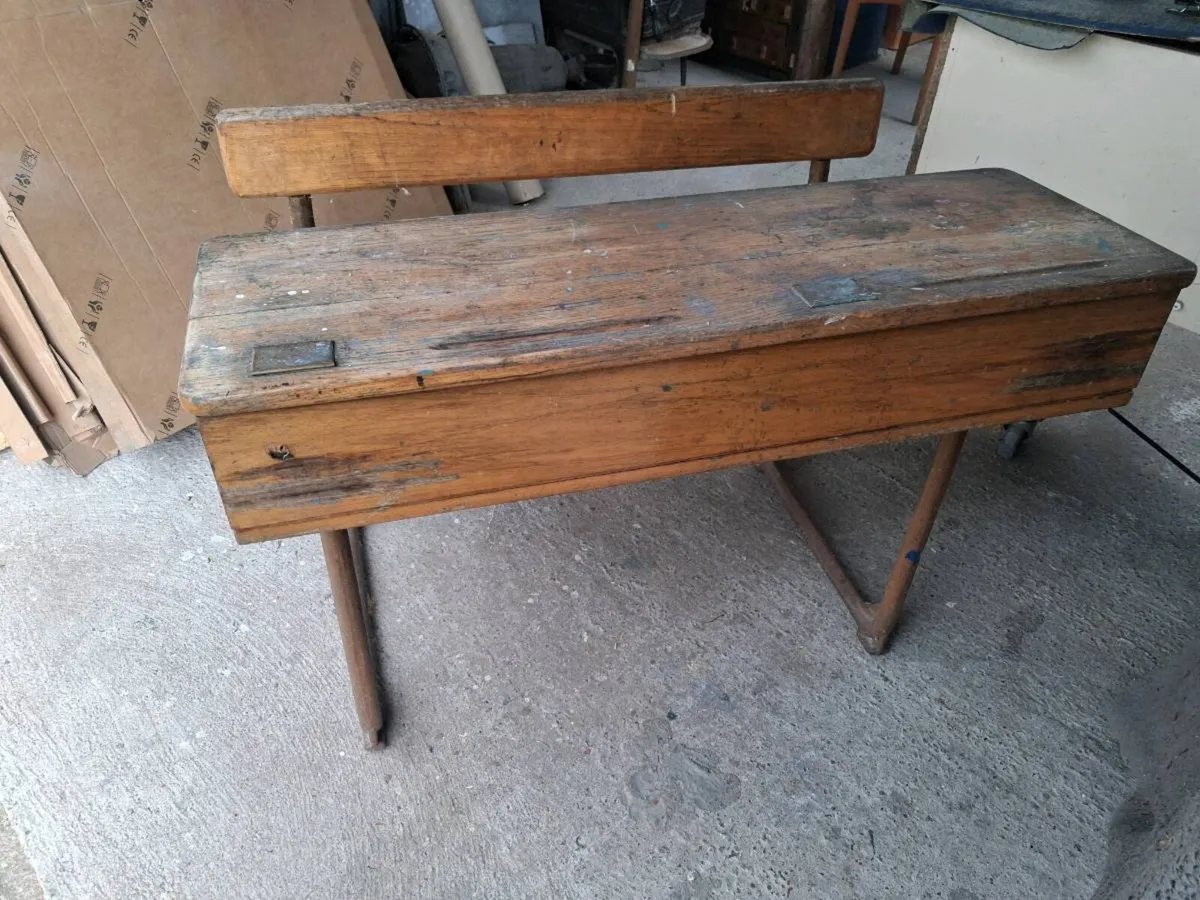 Old school desk. - Image 1