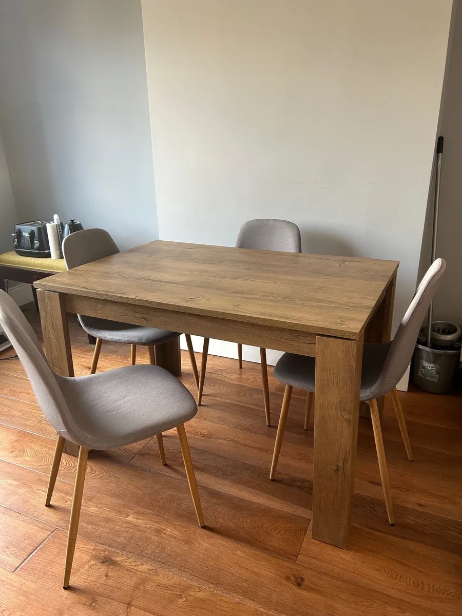 Kitchen table and chairs - Image 1