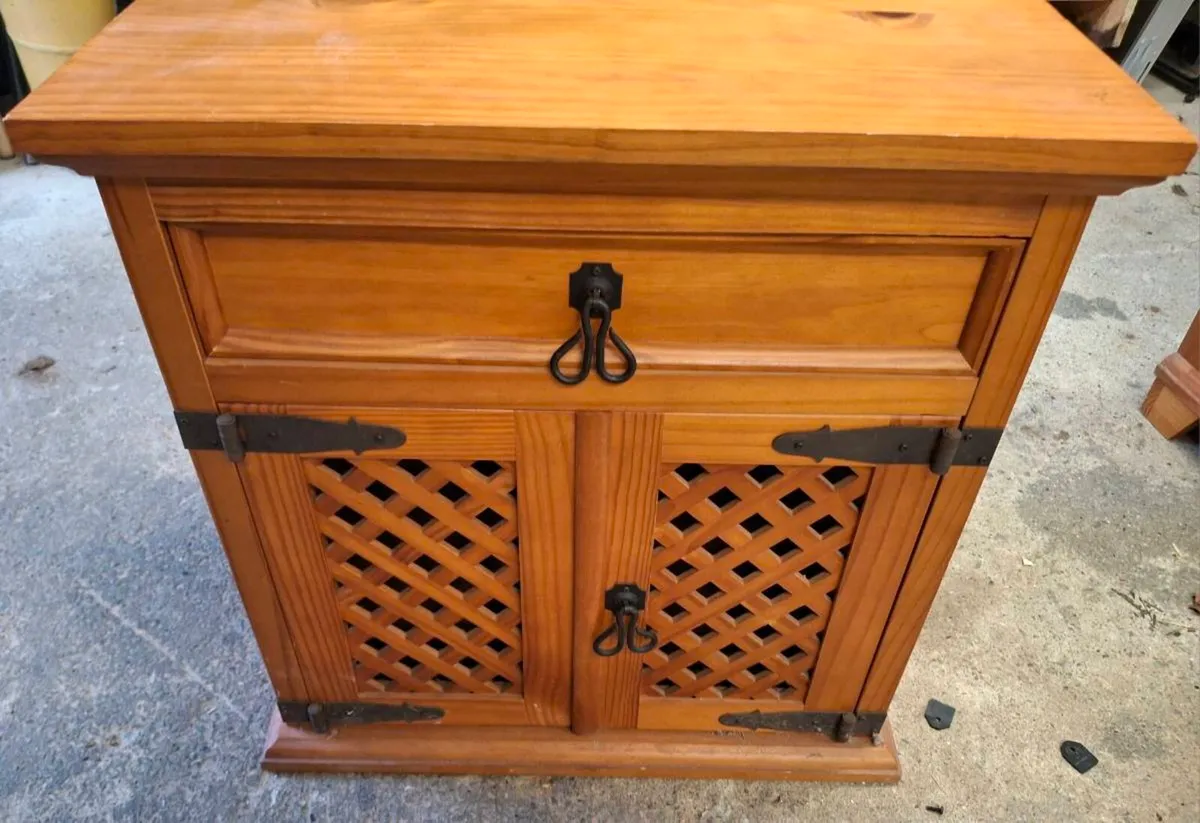 Bedside lockers x 2 - Image 1