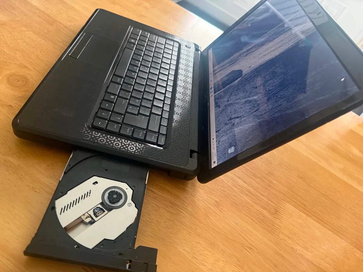 Laptop - Image 4
