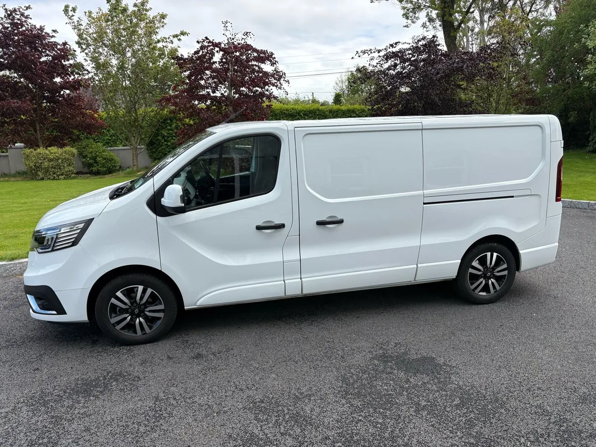 Renault traffic 2.0 170 hp top spec - Image 2