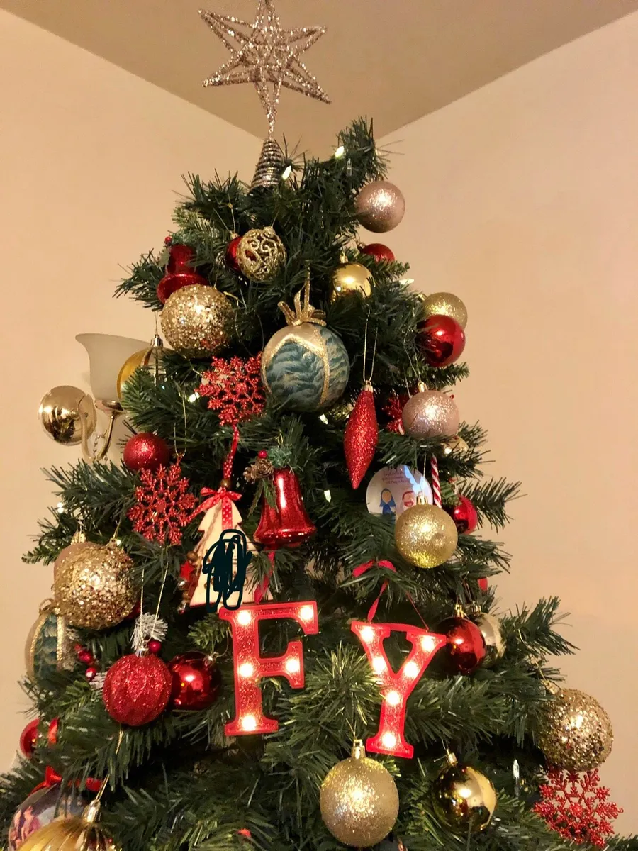 Beautiful 6FT artificial Christmas Tree. - Image 2