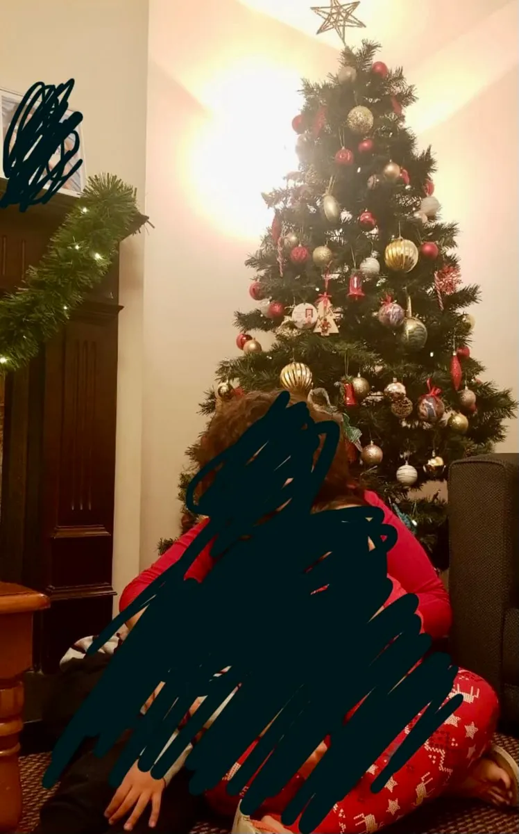 Beautiful 6FT artificial Christmas Tree. - Image 3