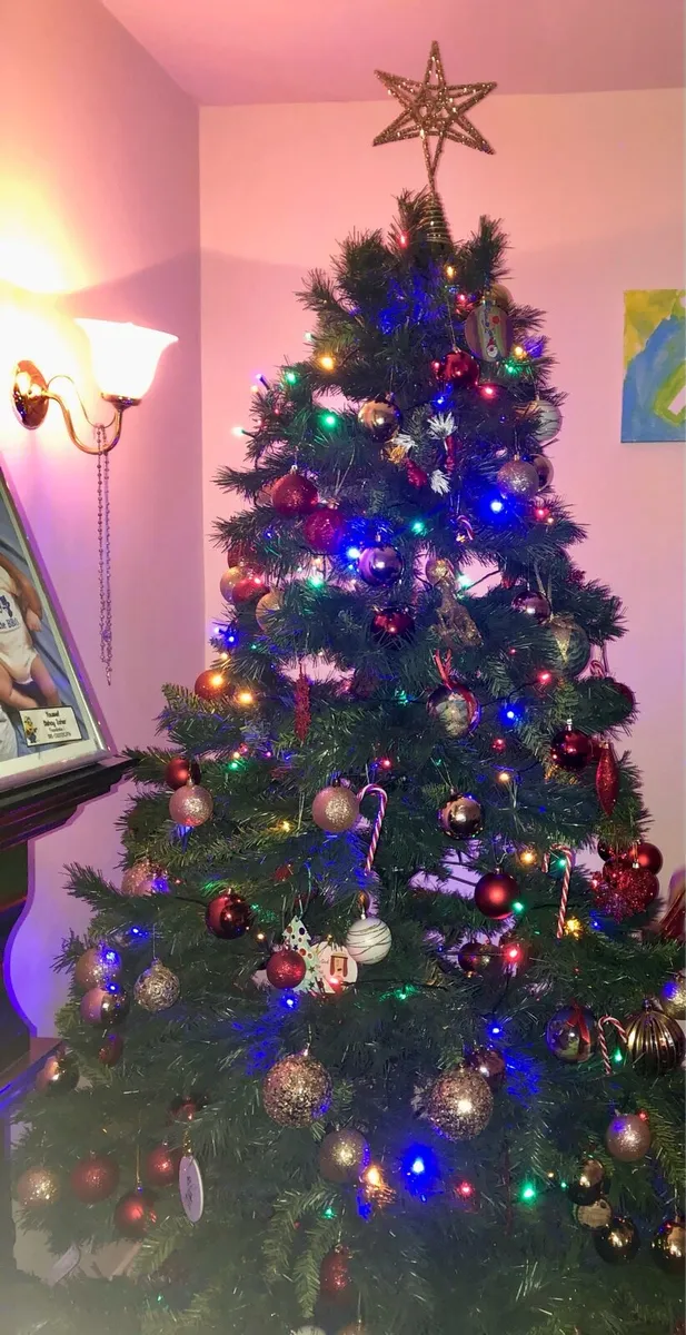 Beautiful 6FT artificial Christmas Tree. - Image 1