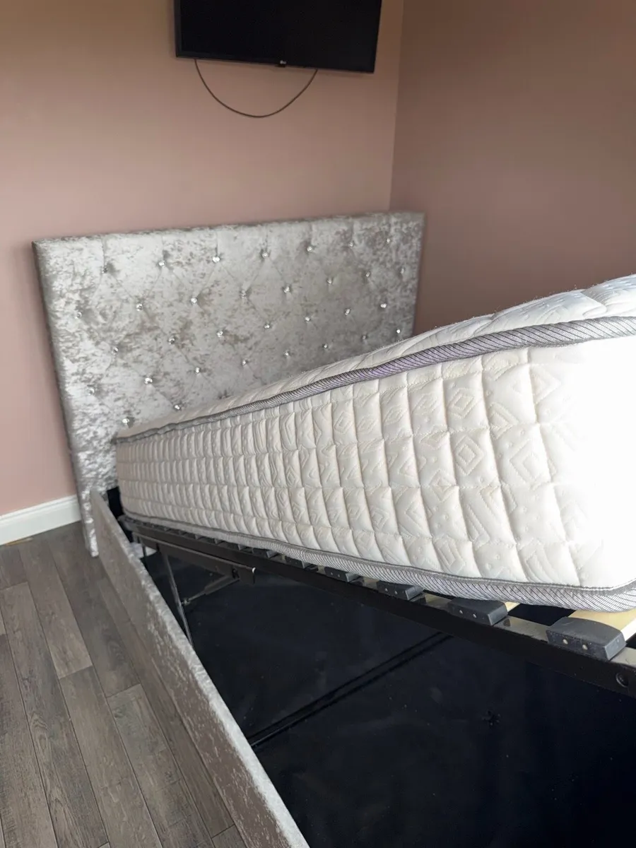 Bed and mattress - Image 3