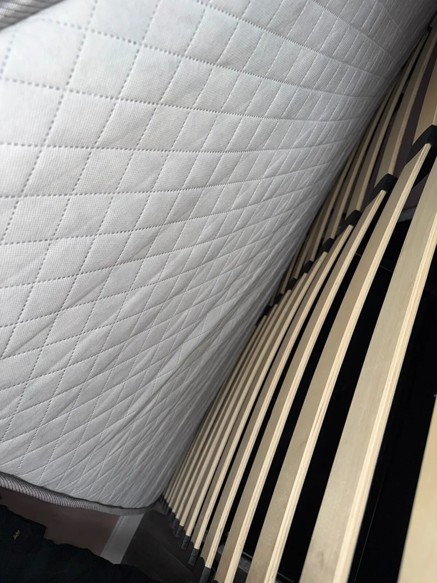 Bed and mattress - Image 4