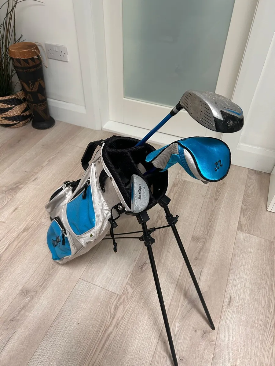 MacGregor Kids golf bag and clubs - Image 1