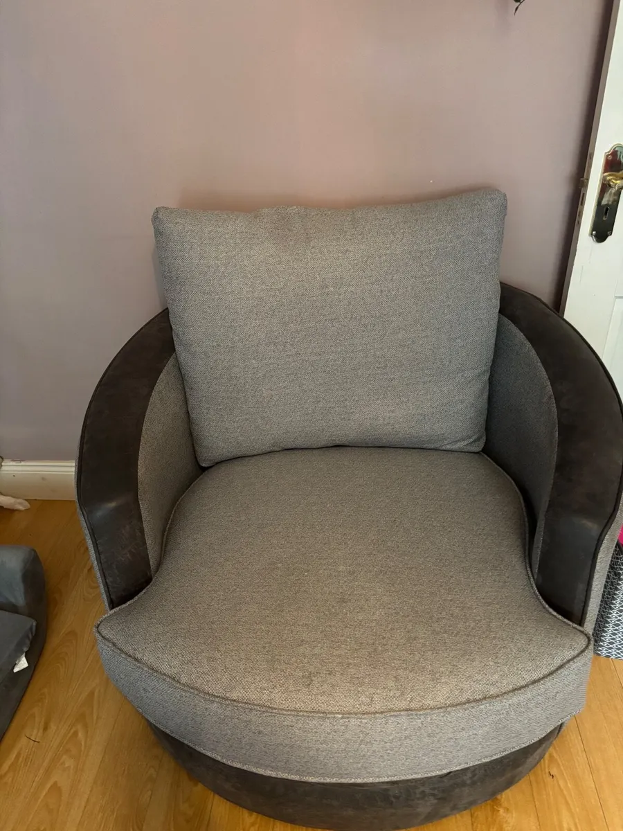swivel chair - Image 1