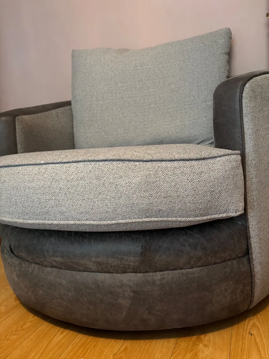 swivel chair - Image 2