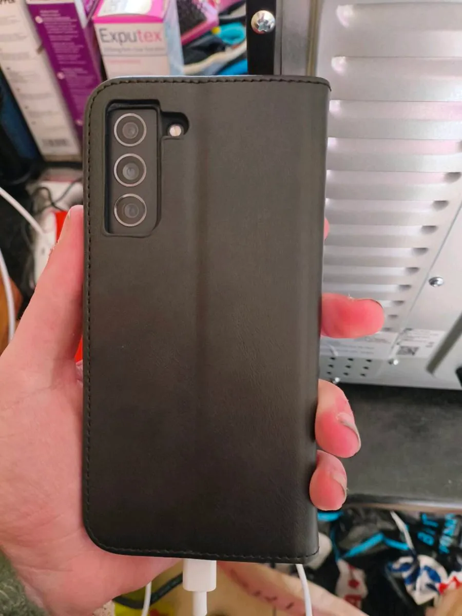 Samsung Galaxy S21 FE - Image 2