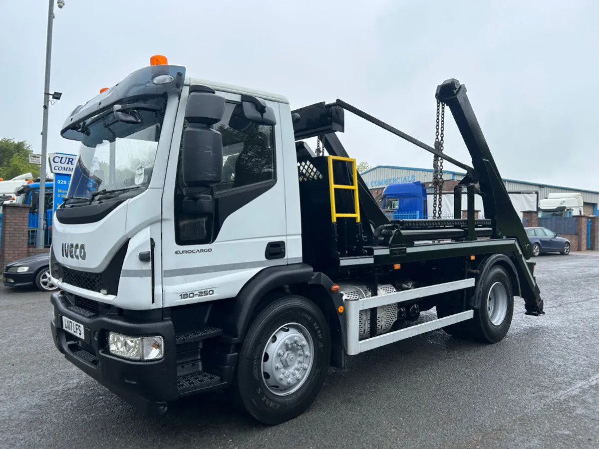 2017 iveco 180e25 18 ton  skip loader with cover - Image 1