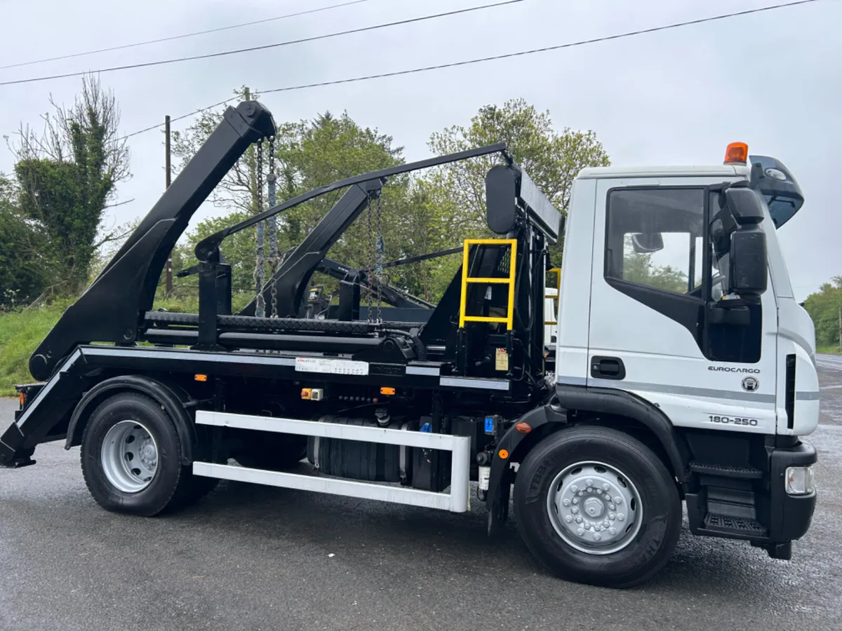 2017 iveco 180e25 18 ton  skip loader with cover - Image 4