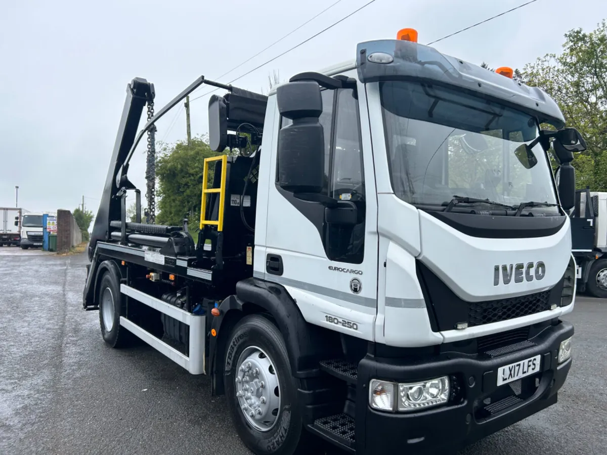 2017 iveco 180e25 18 ton  skip loader with cover - Image 3