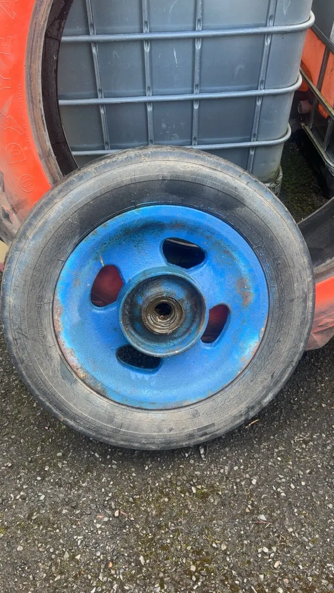 Fordson Major cast iron wheels - Image 1