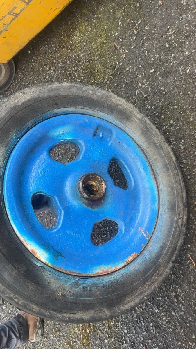 Fordson Major cast iron wheels - Image 2