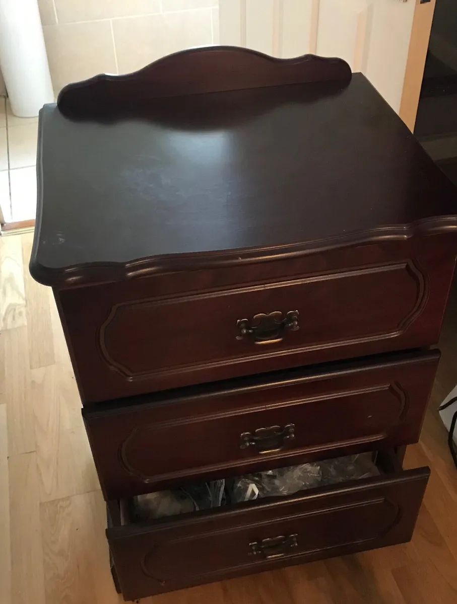 2x Good quality bedside lockers - Image 2