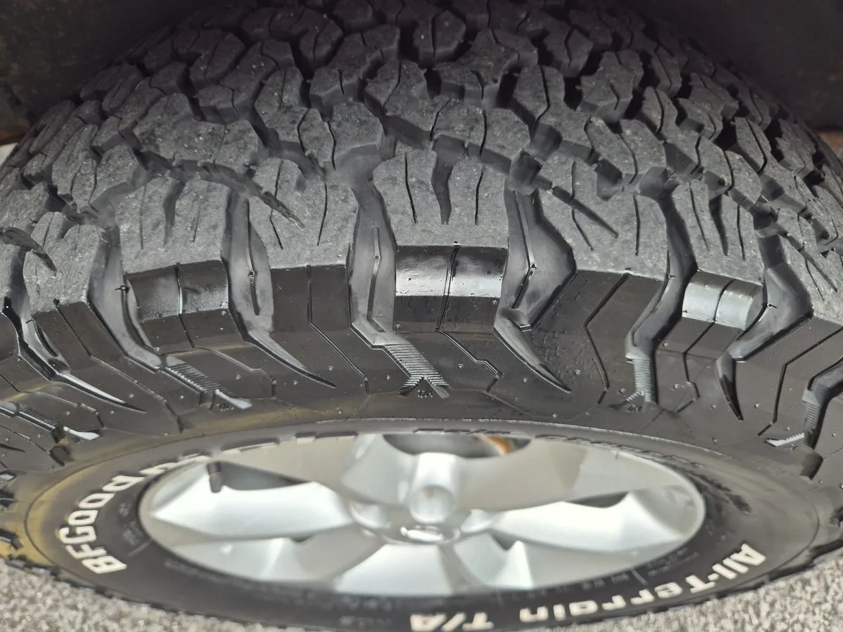 Nissan Navara, Low mls, New DOE - Image 3