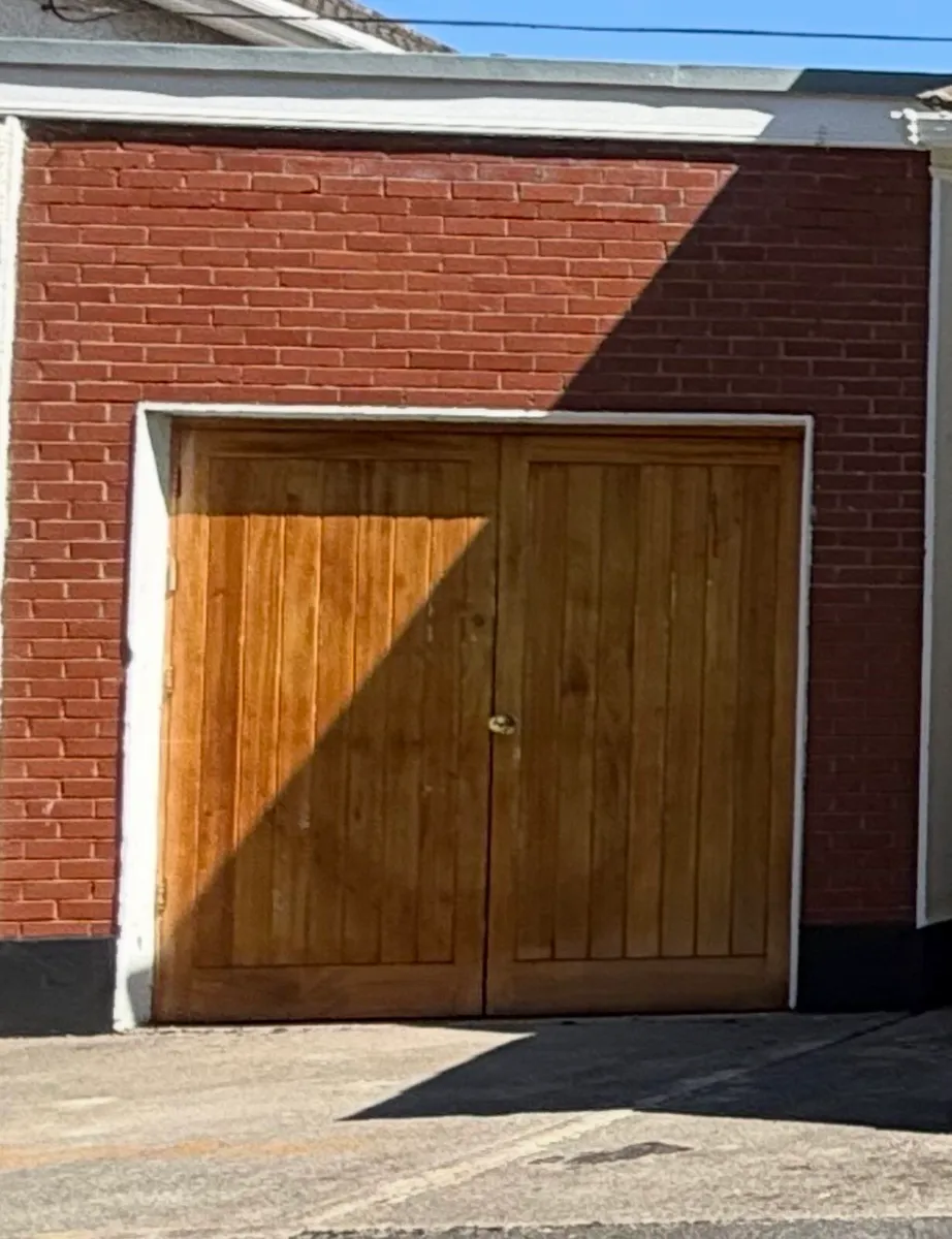 Garage door - Image 1