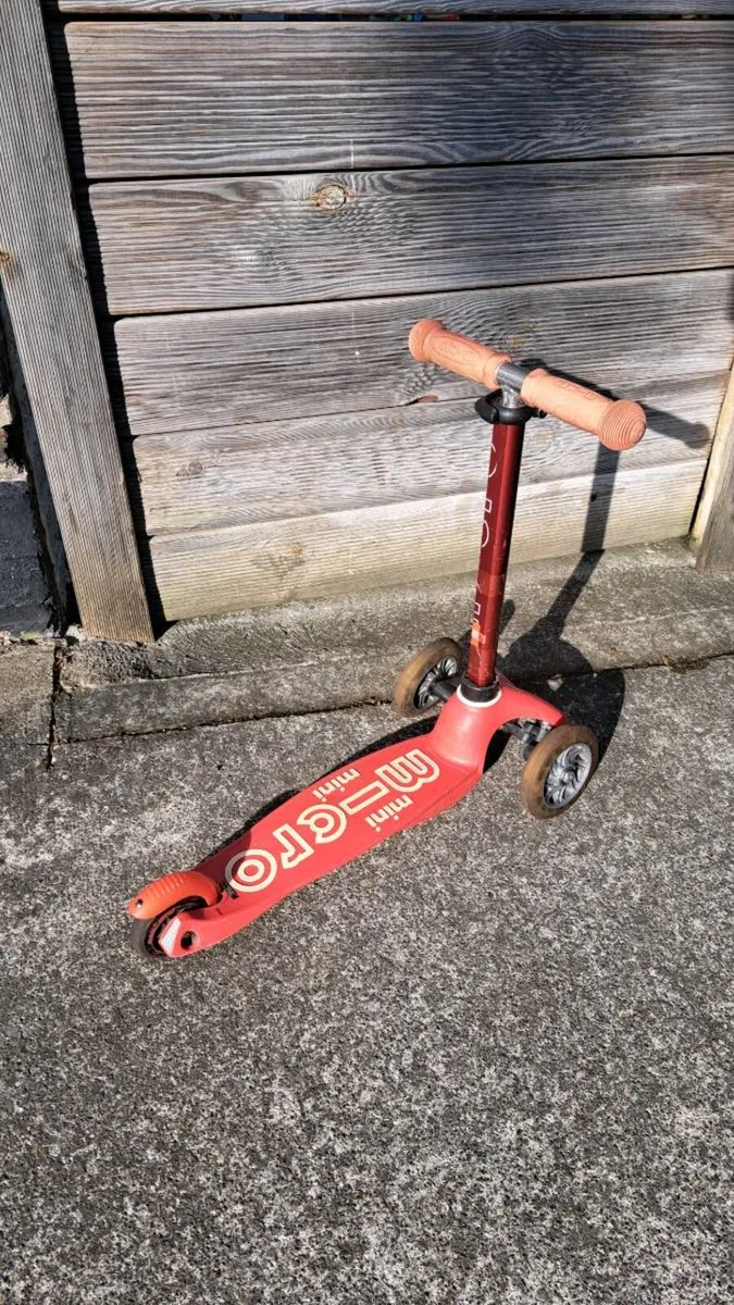 Mini Micro Deluxe LED Child Scooter - Image 2