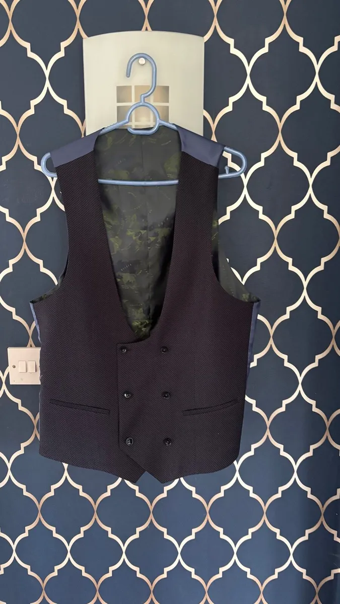 Men’s 3 piece suit - Image 2