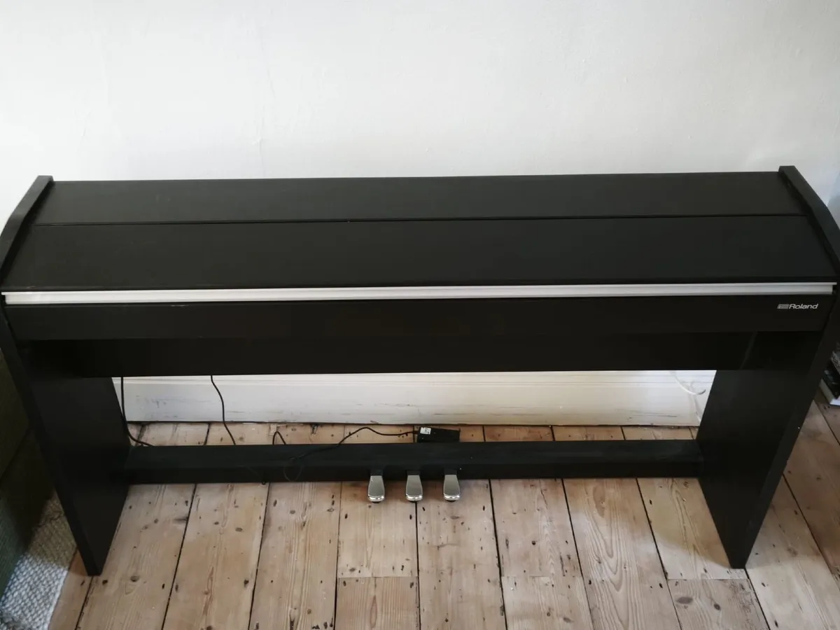 Roland F-140R Digital Piano - Image 3