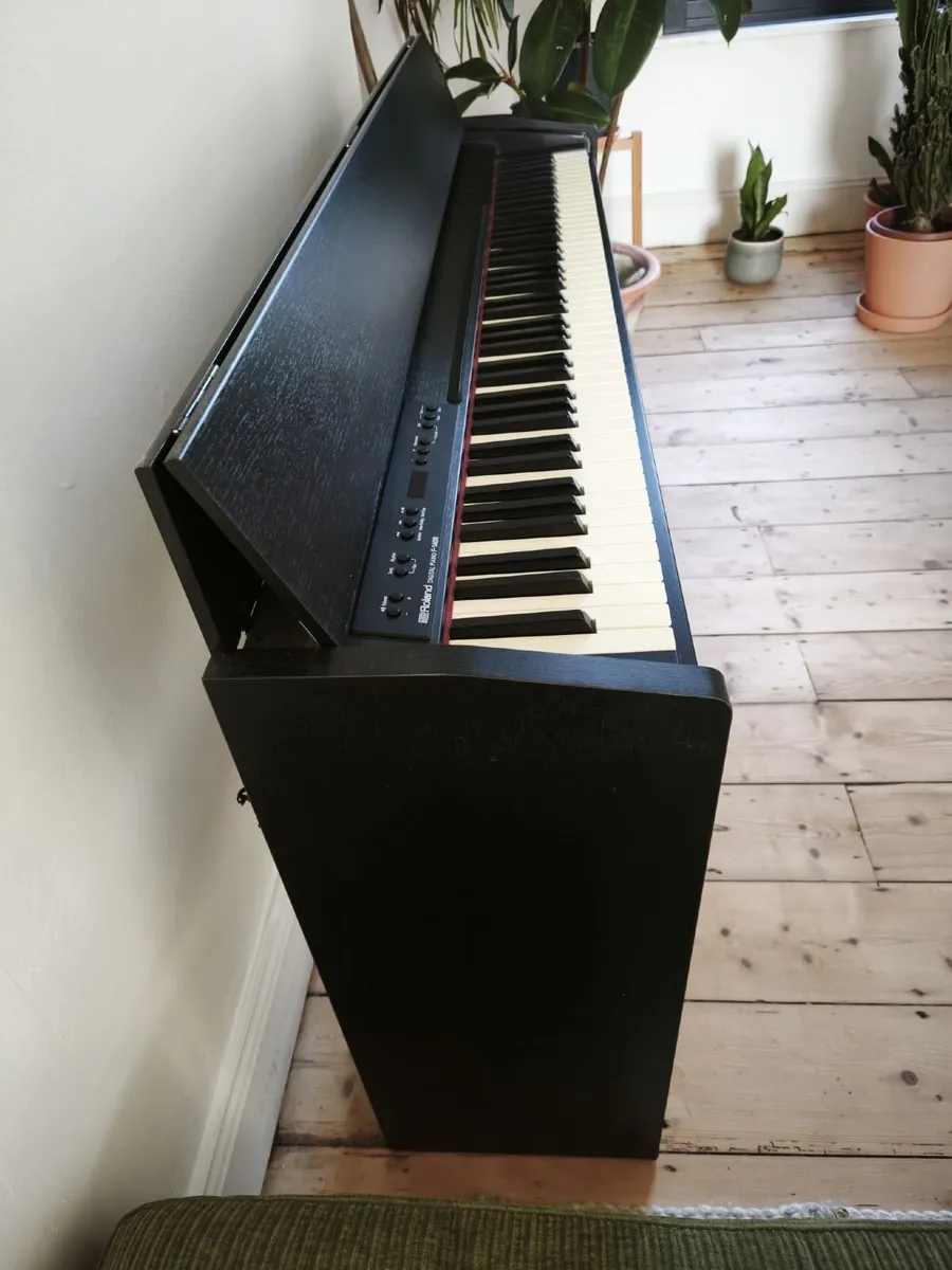 Roland F-140R Digital Piano - Image 4