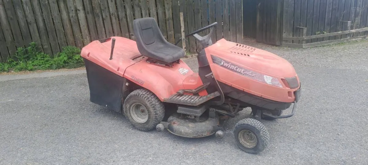 Ride on lawnmower - Image 1