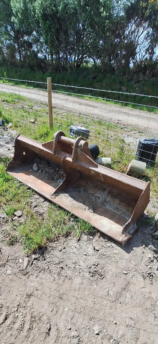 Grading bucket
