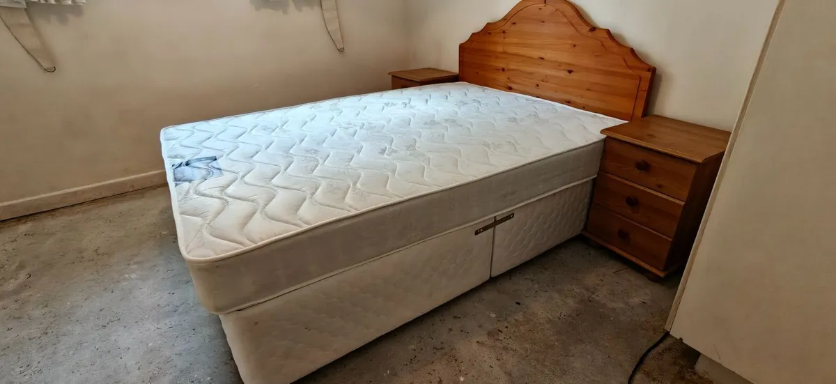 double bed, comfortable mattress and two locker - Image 1