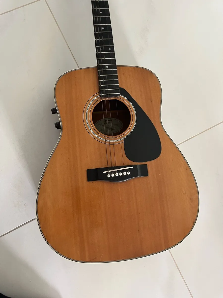 Semi acoustic Yamaha guitar - Image 1