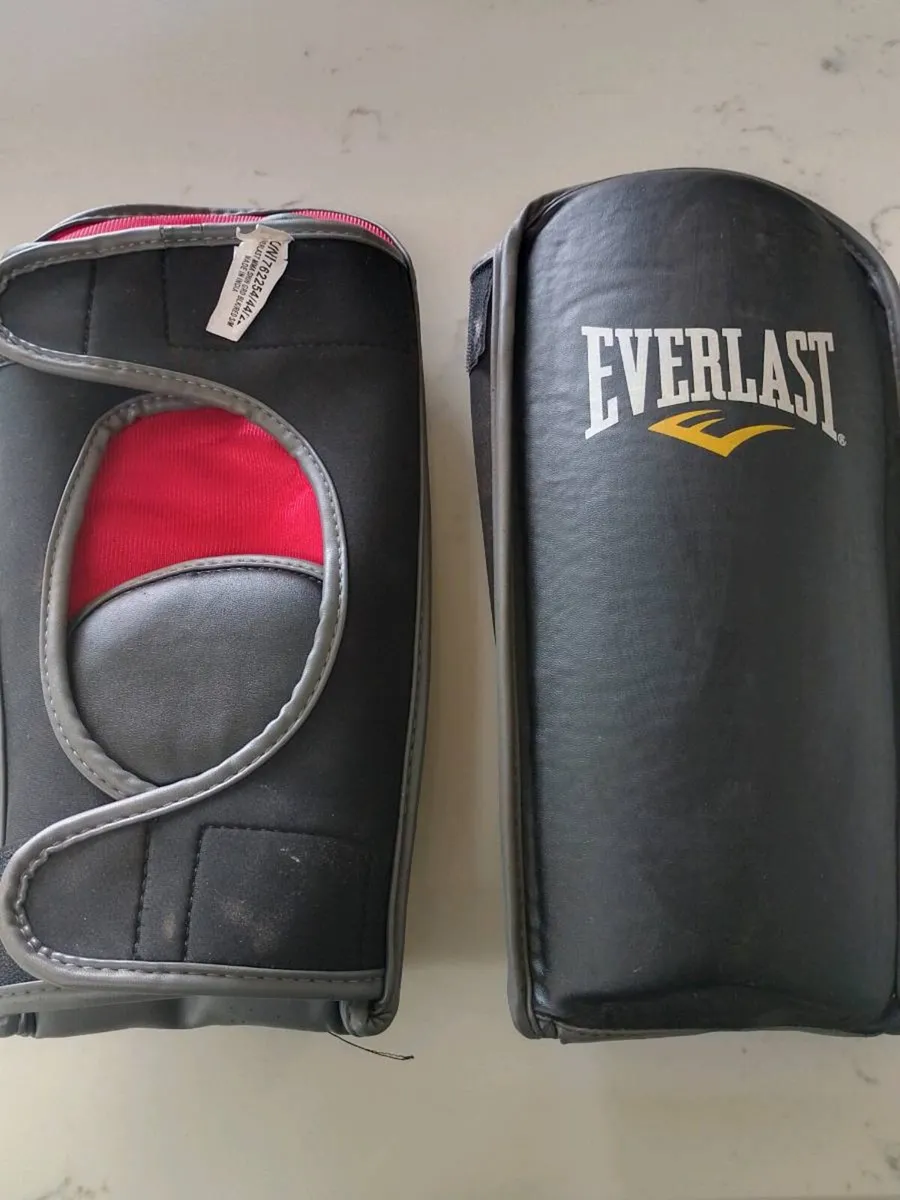 70lb 4 feet punch bag with gloves shin pads - Image 4