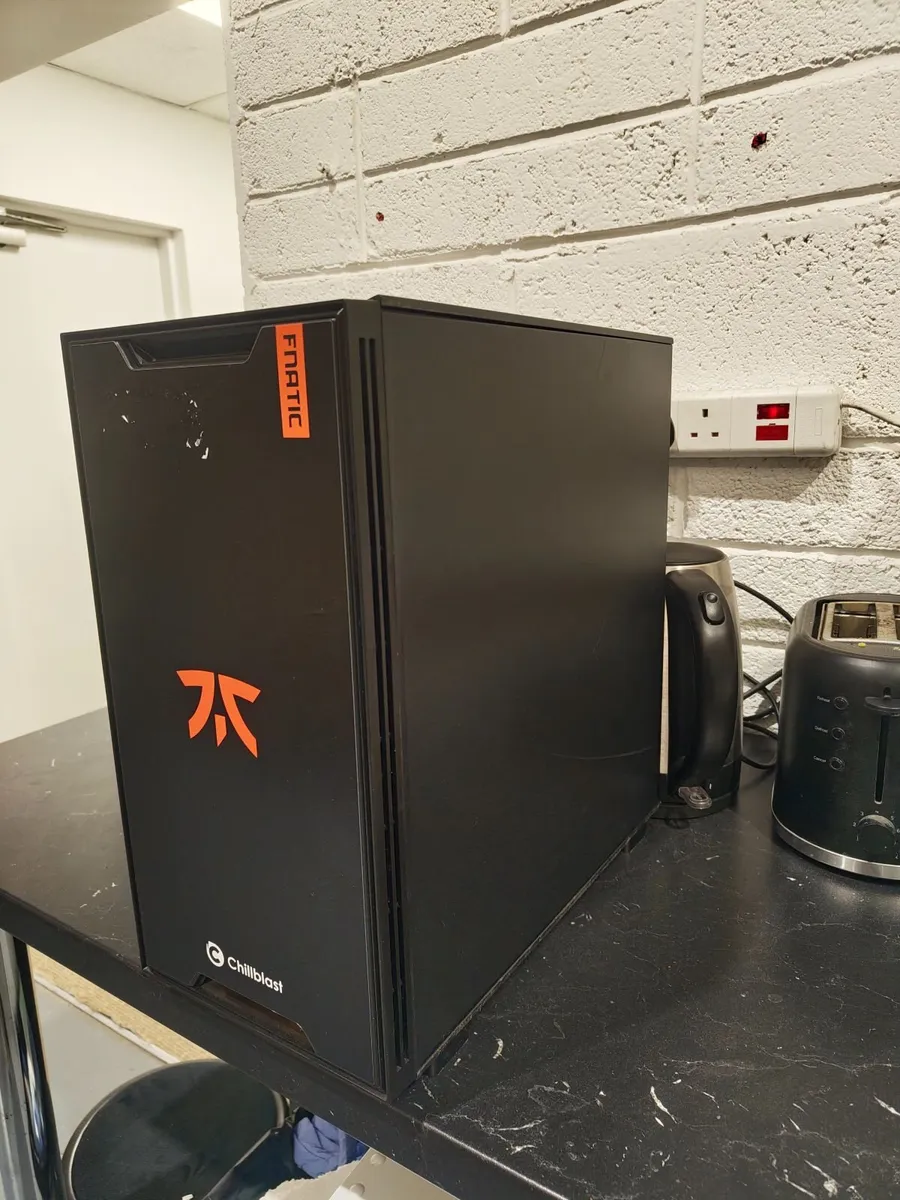 GAMEMAX  GLASS  FRONT TOWER RYZEN 7 .5700X - Image 1