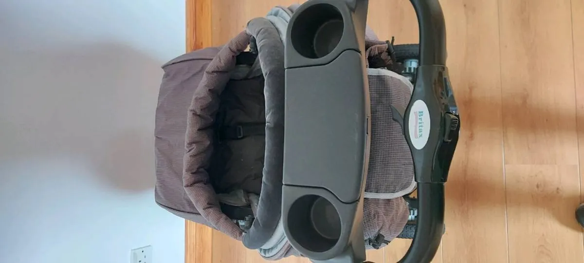 Child's buggie and car seat - Image 1