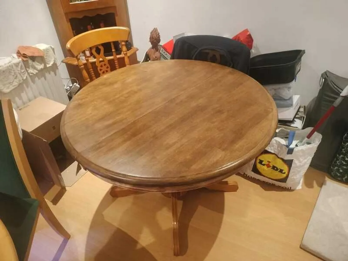 Round Dining Table + 6 chairs - Image 1