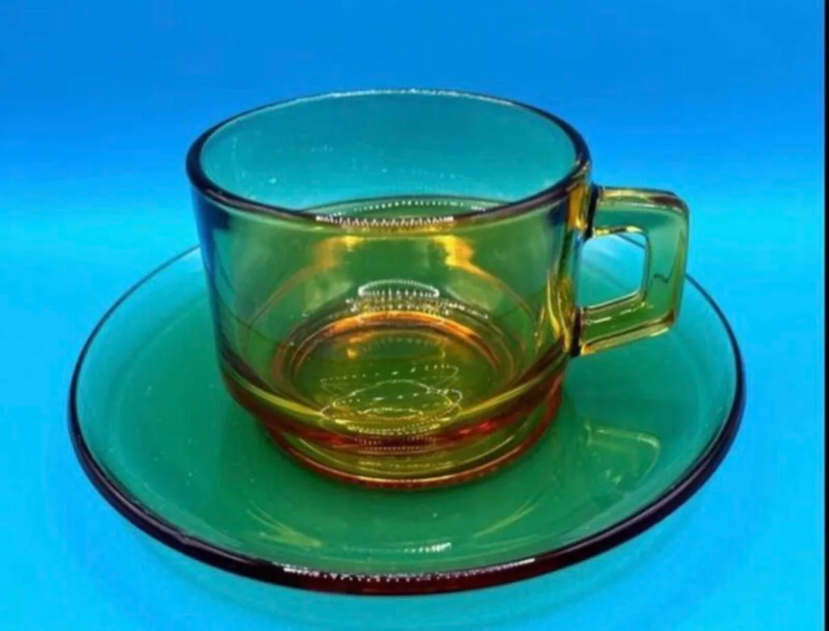 Set of 8 1970s Amber coffee cups and saucers - Image 1