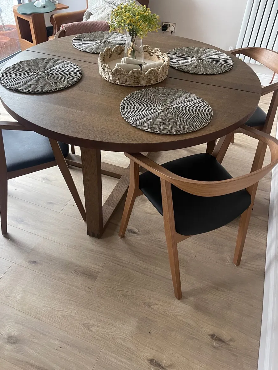 Dining table and 4 Chairs - Image 1