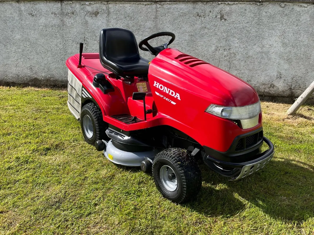 2019 Honda 2417 ride on lawnmower ..like new - Image 4