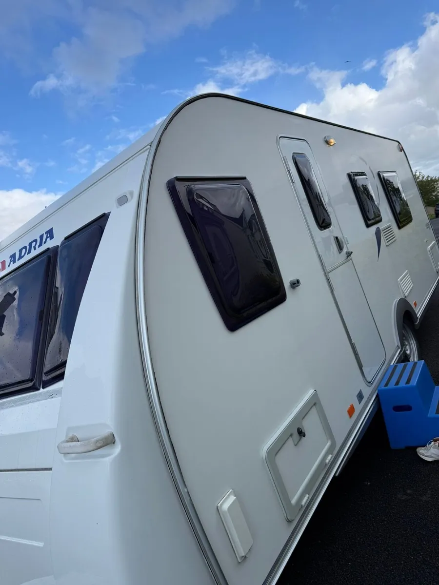 Adria adora 4 bed fixed bed - Image 3