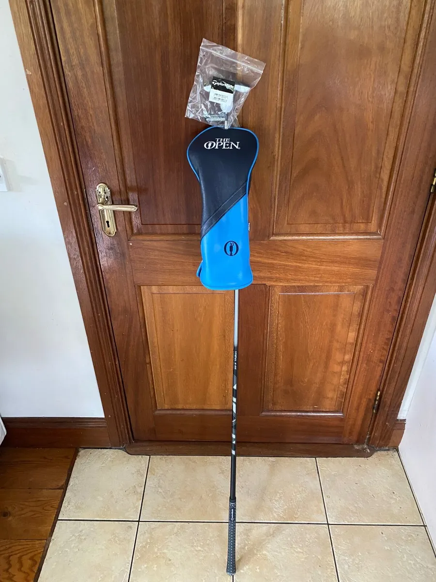 TaylorMade NEW Qi 35 10.5 Degree Reg Flex Driver - Image 1