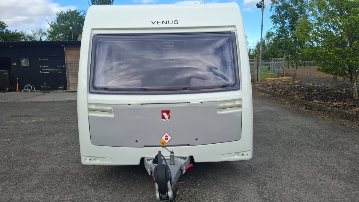 Lunar Venus 4 Berth Island Bed Caravan - Image 2