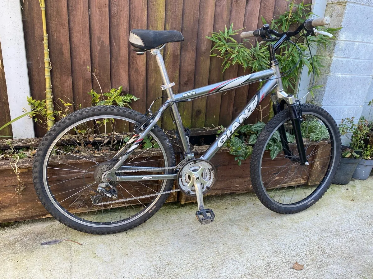 Giant rock 26 inch wheels 21 speed M size 19 - Image 3