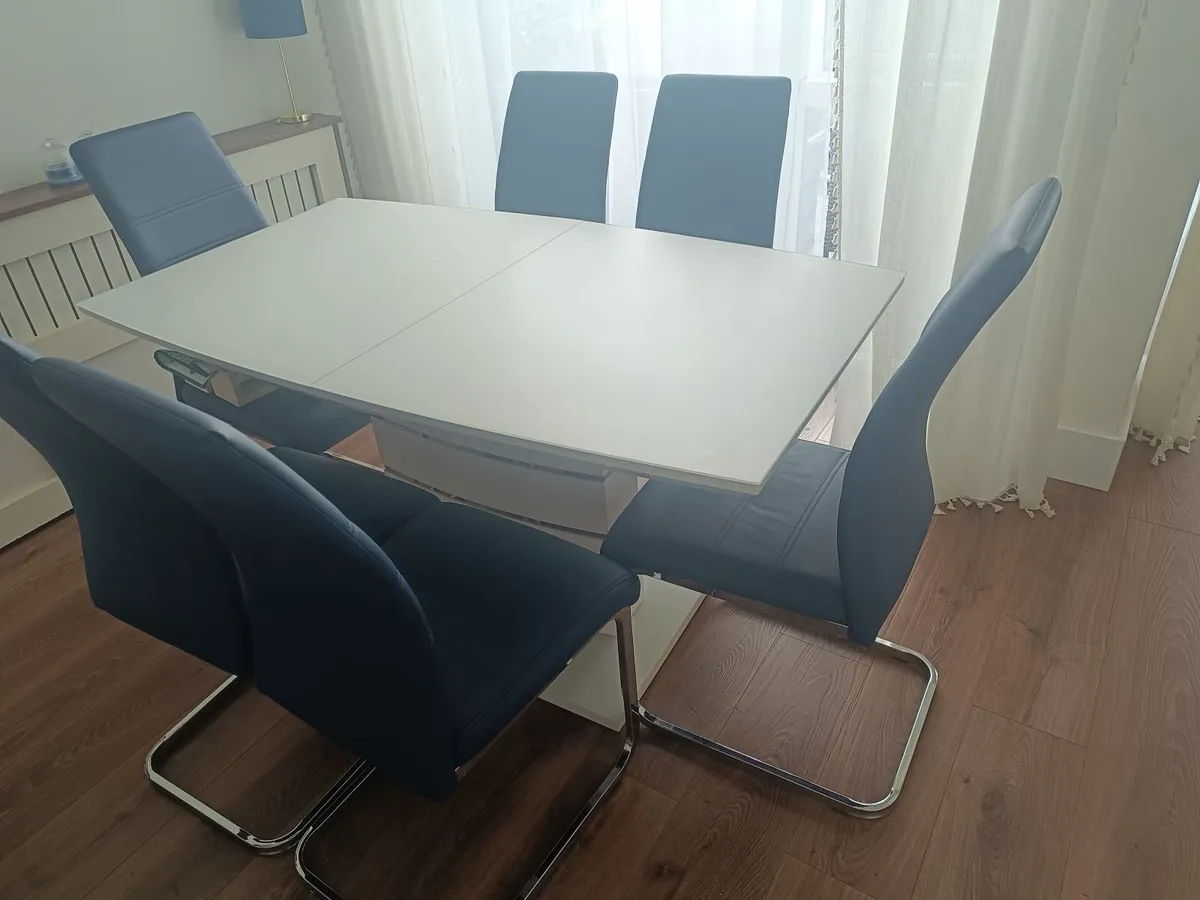 Extendable dinning table and chairs - Image 2