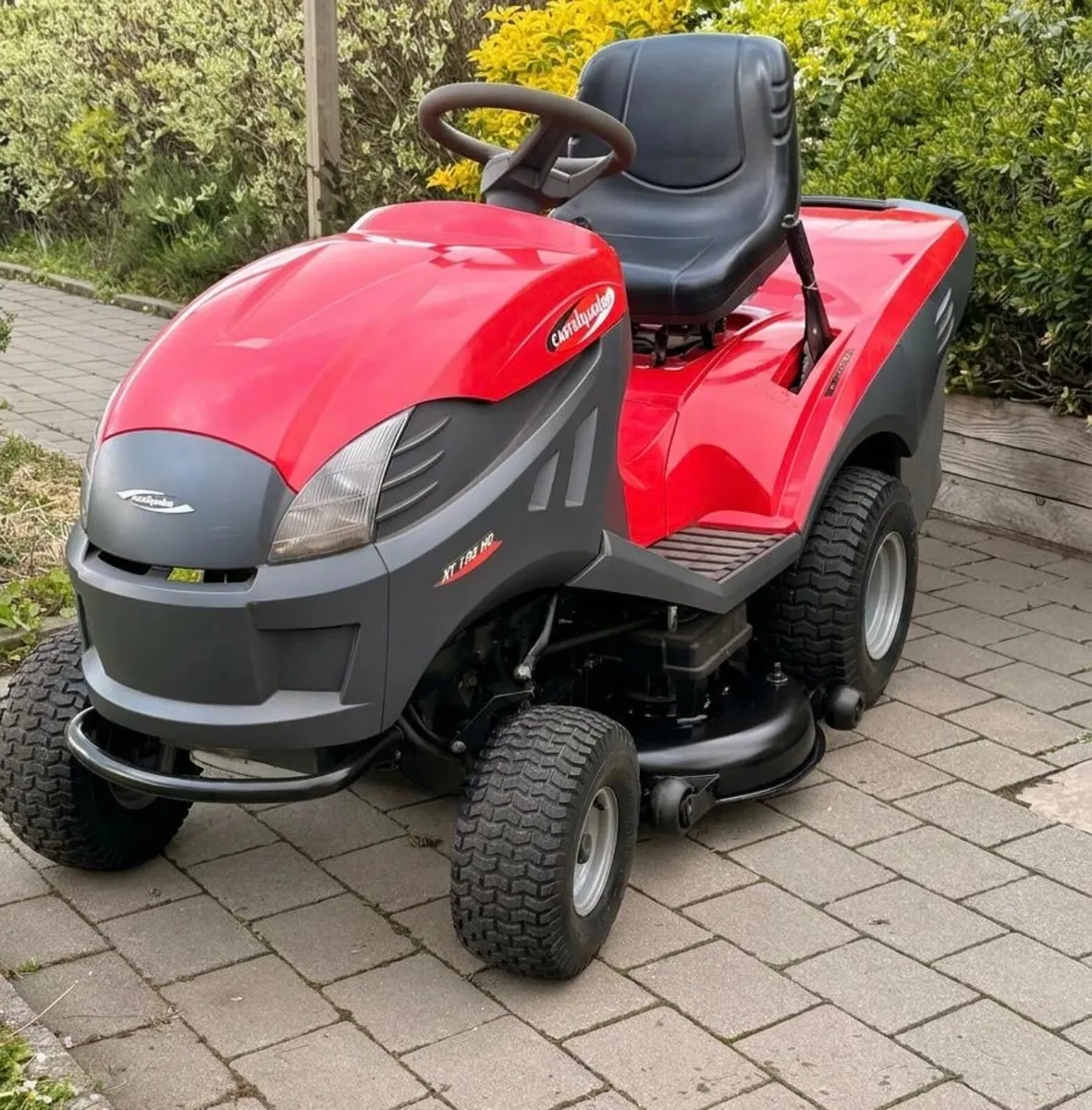 Castlegarden ride on lawnmower - Image 1